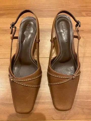 브라운 가죽 슬링백 펌프스