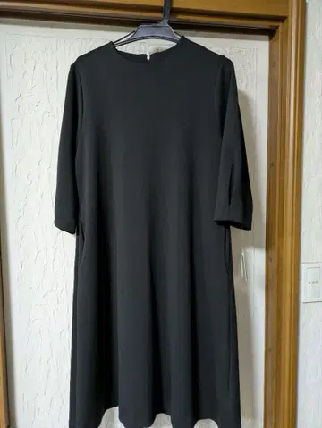 블랙의 오부 소매 원피스