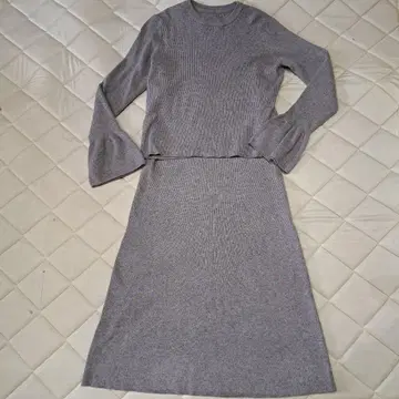 DISCOAT 그레이 리브 플레어 소매 스커트 셋업