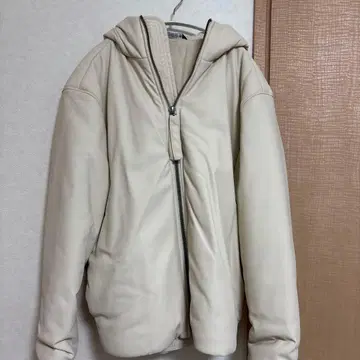 후드 부착 크림색 자켓