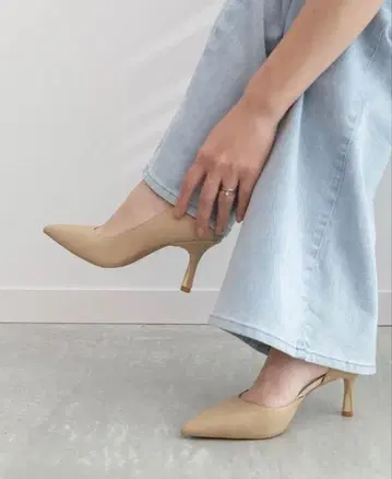 새상품급 RANDA 사이드 오픈 펌프스 베이지