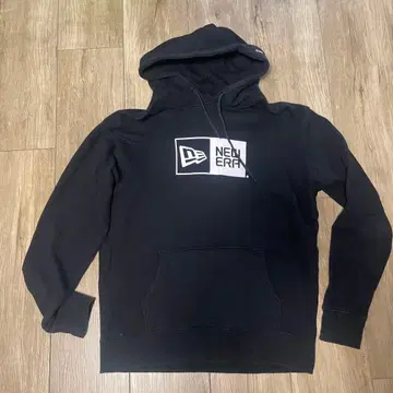 NEW ERA 블랙 후드티 후드 부착