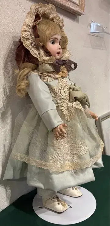 앤티크 인형 연한 녹색 레이스 장식 드레스