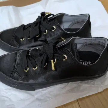 +diana 블랙 스니커즈 23.5 사이즈