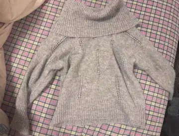 그레이 오프숄더 니트 스웨터