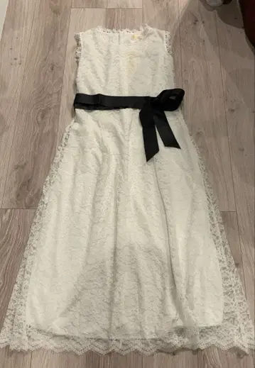 화이트 레이스 드레스 블랙 리본 벨트 포함