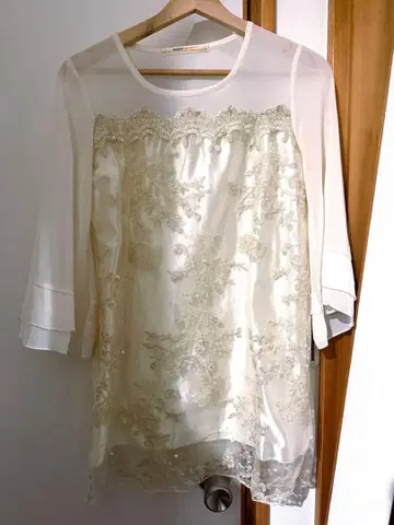 아이보리 플라워 자수 오부 소매 블라우스 스나이델 펄 시스루 이소재