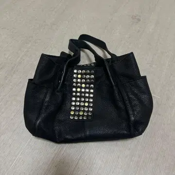 TRES 트레 스터드 장식 블랙 가죽 핸드백