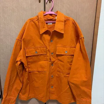 오렌지 컬러 긴팔 셔츠 버튼 포함