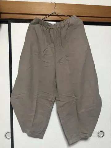 SOUSOU 히로가타 몬페 팬츠 온 그레이 베이지 브라운