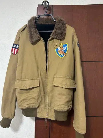 카키색 퍼 달린 플라이트 자켓