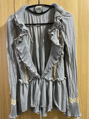 프릴 달린 그레이 긴팔 가디건