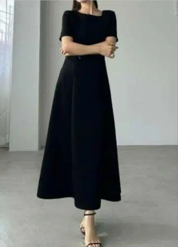 Louere 루엘레 아지메 넥컷 플레어 원피스