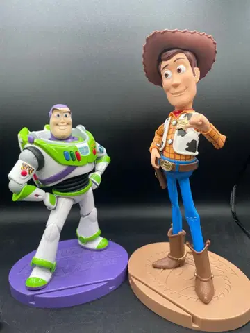 버즈 라이트이어와 우디 피규어 세트