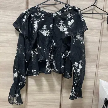 [ VIS ] 프릴 디자인 블랙 흰 꽃 패턴 긴팔 블라우스
