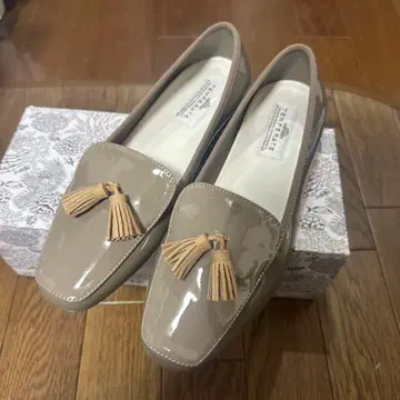 베이지 태슬 로퍼 temperate