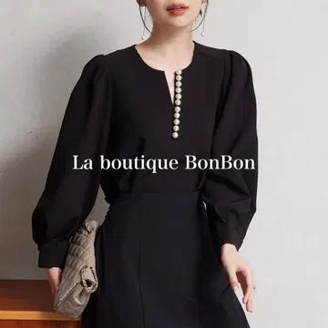 La boutique BonBon 프론트 빅 펄 블라우스 블랙