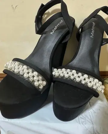 블랙 펄 장식 하이힐