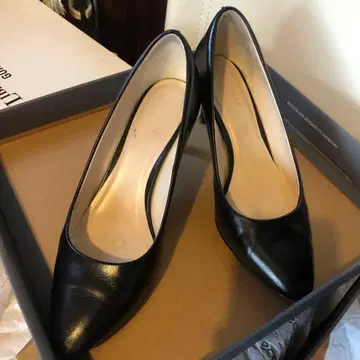 콜한 블랙 펌프스