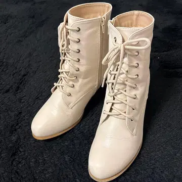 아이보리 레이스업 부츠 중간 힐