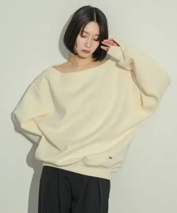 NEUNA 원숄컷 맨투맨 아이보리