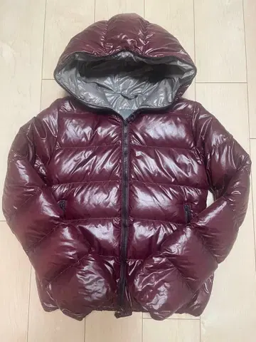 듀베티카 후드 부착 다운 자켓 와인 레드