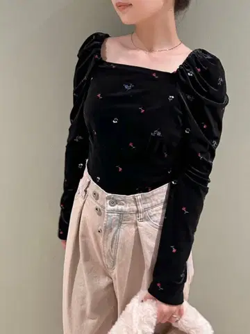 [ LILY BROWN ] 자수 플라워 벨로아 상의