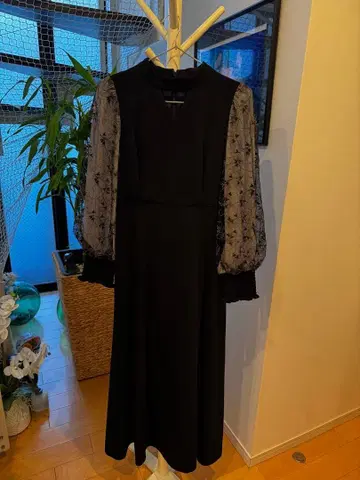 엘레강트한 블랙 자수 원피스