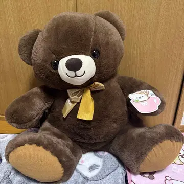 브라운색 리본 포함 곰 봉제 인형