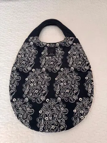 미나 페르호넨 꽃무늬 자수 토트백