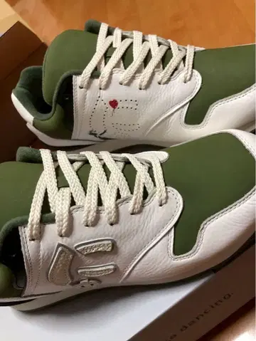 화이트/그린 가죽 스니커즈 한정품 뱅크시