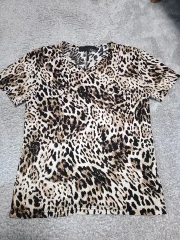 Xfrm 레오파드 무늬 V넥 T셔츠 사이즈 2