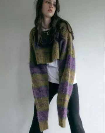 PERVERZE 숏 기장 모헤어 니트 풀오버