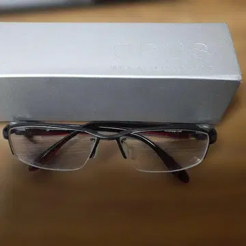메루카리 시 기간 한정 판매 OPUS 안경 블랙/레드 케이스 포함
