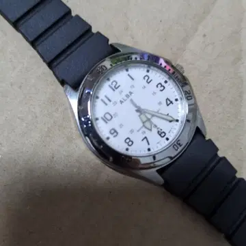 작동품. 쿼츠 손목시계 화이트 다이얼 블랙 밴딩