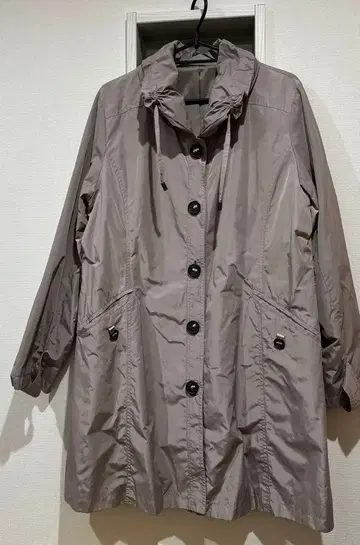 그레이 후드 부착 자켓 버튼 부착