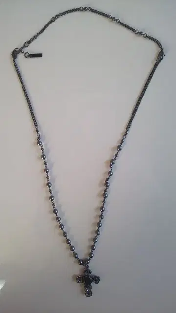 다크 그레이 크로스 모티브 목걸이