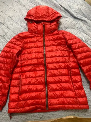빨간색 후드 부착 다운 자켓 L 사이즈