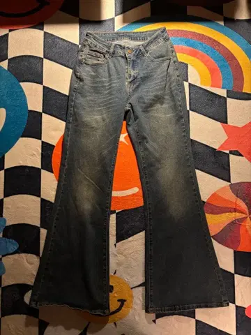 부츠컷 데님 스터드 장식 크로스 디자인