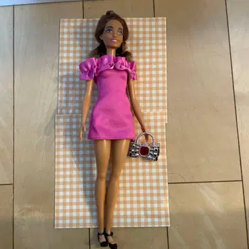 프릴 달린 핑크 드레스 바비 인형