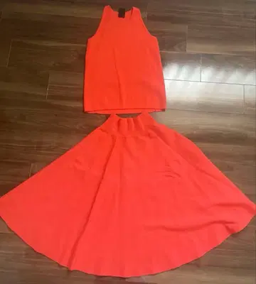 Sov. 오렌지 슬리브리스 상의 플레어 스커트 셋업