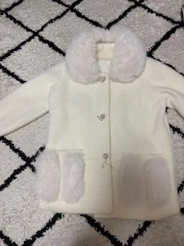 퍼 달린 화이트 자켓