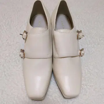 크림색 더블 버클 펌프스 중간 힐