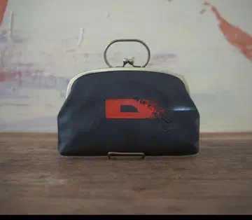 가죽 클러치백 로고 fucica