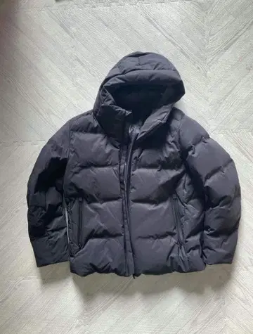 블랙 후드 부착 다운 자켓