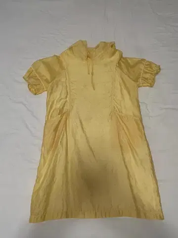 후드 부착 옐로우 컬러 무릎 기장 원피스