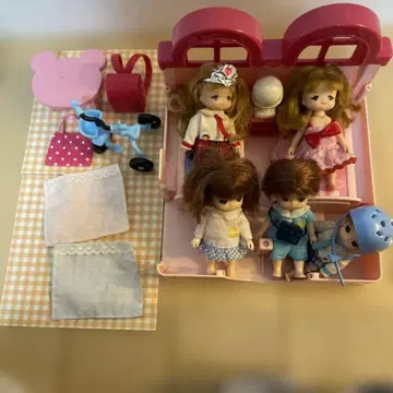 리카짱 인형 세트 4체와 액세서리