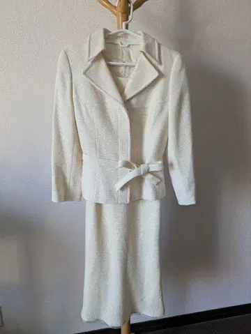 ROPE 화이트 자켓과 스커트 세트