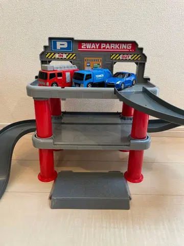 토미카 2WAY로 길~게 놀 수 있는 첫 토미카 주차장 세트