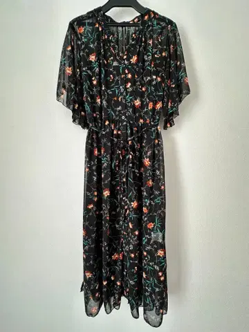 ikka 콕스 꽃무늬 반팔 롱 원피스 블랙